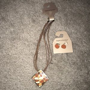 BROWN NECKLACE AND MATCHING EARRINGS